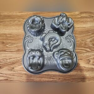 Nordic Ware Hungry Animals Cast Aluminum Heavy  Cupcake Baking Pan 4 Cups .95 L